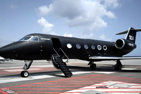 Das Flugzeug kommt in einem beeindruckenden Design daher.