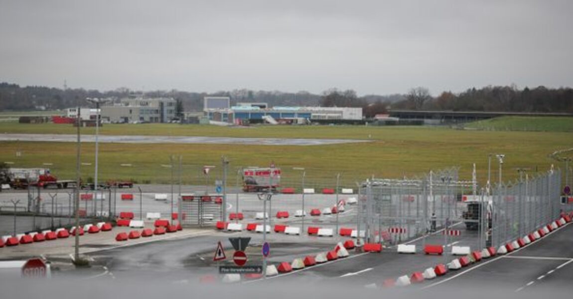Betonbarrieren sichern eine Einfahrt zum Flugfeld am Nordtor des Hamburger Flughafens.
