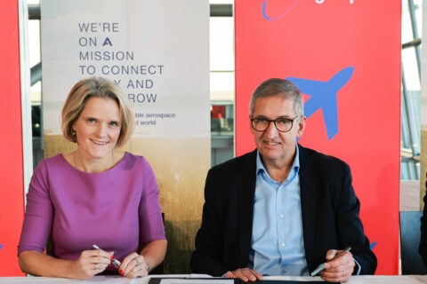 Nicole Dreyer-Langlet, Mitglied der Geschäftsführung Airbus Deutschland und Michael Eggenschwiler, Vorsitzender der Geschäftsführung am Hamburg Airport unterzeichnen während einer Pressekonferenz den Kooperationsvertrag „Hydrogen Hub at Airports“ zwischen dem Flughafen Hamburg und Airbus.