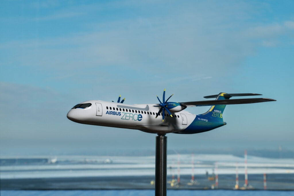 Ein Konzeptmodell eines Zero e Airbusses wird während einer Pressekonferenz zur Unterzeichnung des Kooperationsvertrages „Hydrogen Hub at Airports“ zwischen dem Flughafen Hamburg und Airbus gezeigt.