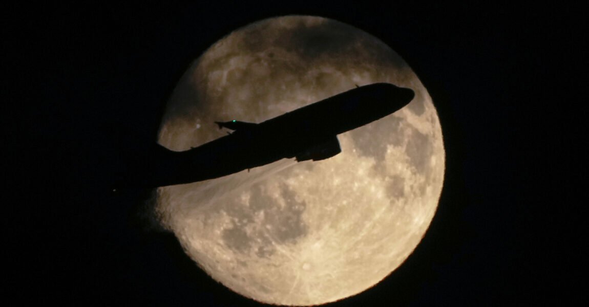 Ein Airbus A319 der russischen Fluggesellschaft «Russia» hebt mit dem Mond im Hintergrund vom Flughafen Pulkowo ab und fliegt in die Stadt Ufa. Der russische Präsident Putin hat eine neue Betreiberstruktur des Flughafens Pulkowo in St. Petersburg angeordnet und damit den großen deutschen Anteilseigner Fraport aus dem Geschäft gedrängt.