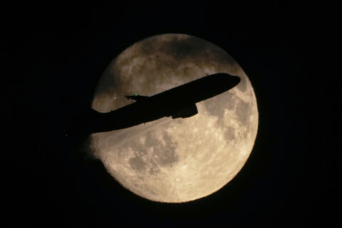Ein Airbus A319 der russischen Fluggesellschaft «Russia» hebt mit dem Mond im Hintergrund vom Flughafen Pulkowo ab und fliegt in die Stadt Ufa. Der russische Präsident Putin hat eine neue Betreiberstruktur des Flughafens Pulkowo in St. Petersburg angeordnet und damit den großen deutschen Anteilseigner Fraport aus dem Geschäft gedrängt. 