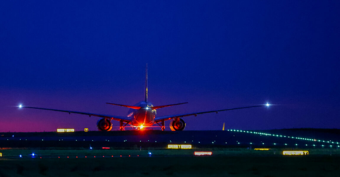 Ein Frachtflugzeug rollt am frühen Morgen zur Startbahn auf dem Flughafen Leipzig/Halle.