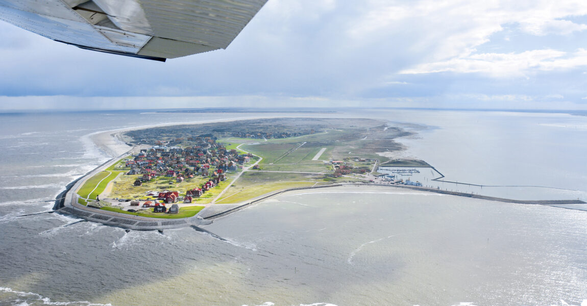 Ein einziges Flugzeug, das nur vier Plätze und einen Motor hat: Eine Cessna 172 pendelt ständig von und zur ostfriesischen Insel Baltrum. Sie gewährleistet die Versorgung der kleinen Insel und ihrer Bewohner und Touristen mit allem Notwendigen aus der Luft.