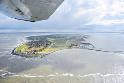 Ein einziges Flugzeug, das nur vier Plätze und einen Motor hat: Eine Cessna 172 pendelt ständig von und zur ostfriesischen Insel Baltrum. Sie gewährleistet die Versorgung der kleinen Insel und ihrer Bewohner und Touristen mit allem Notwendigen aus der Luft.