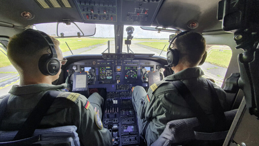 Um 8.40 Uhr ist die Cockpitcrew der Dornier 228 in Nordholz fertig für den Start. Der Flug führt über die Ostsee.