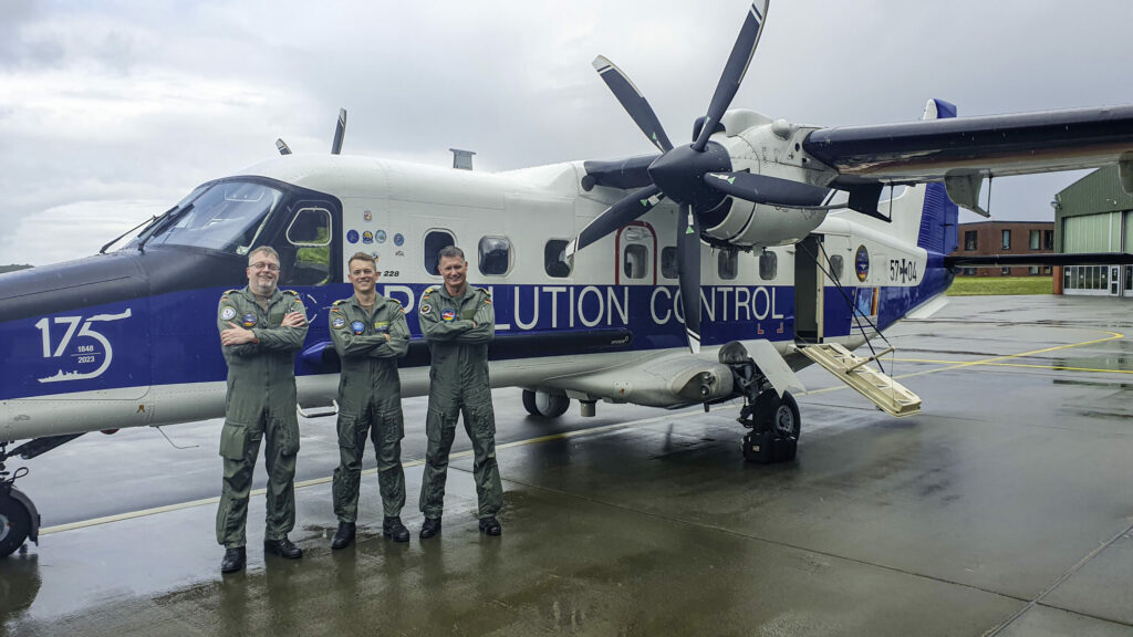 Die gesamte Crew des heutigen Flugs: Stabsbootsmann Henrich sowie die Kapitänleutnante Benjamin und Constantin (v.l.). Die Nachnamen werden nicht genannt, zum Schutz der Männer.