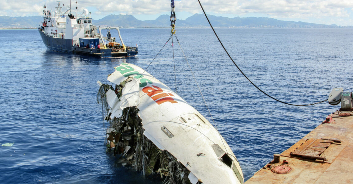 Vor Oahu wird das Wrack des 737-Frachters wenige Monate nach der Notwasserung geborgen.