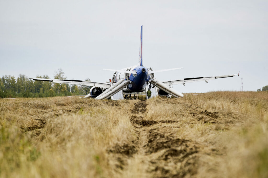 Ein Jet im Kornfeld: Den Piloten einer A320 von Ural Airlines in Russland ging der Sprit aus – sie landeten im Segelflug auf einem freien Feld. Niemand wurde verletzt.