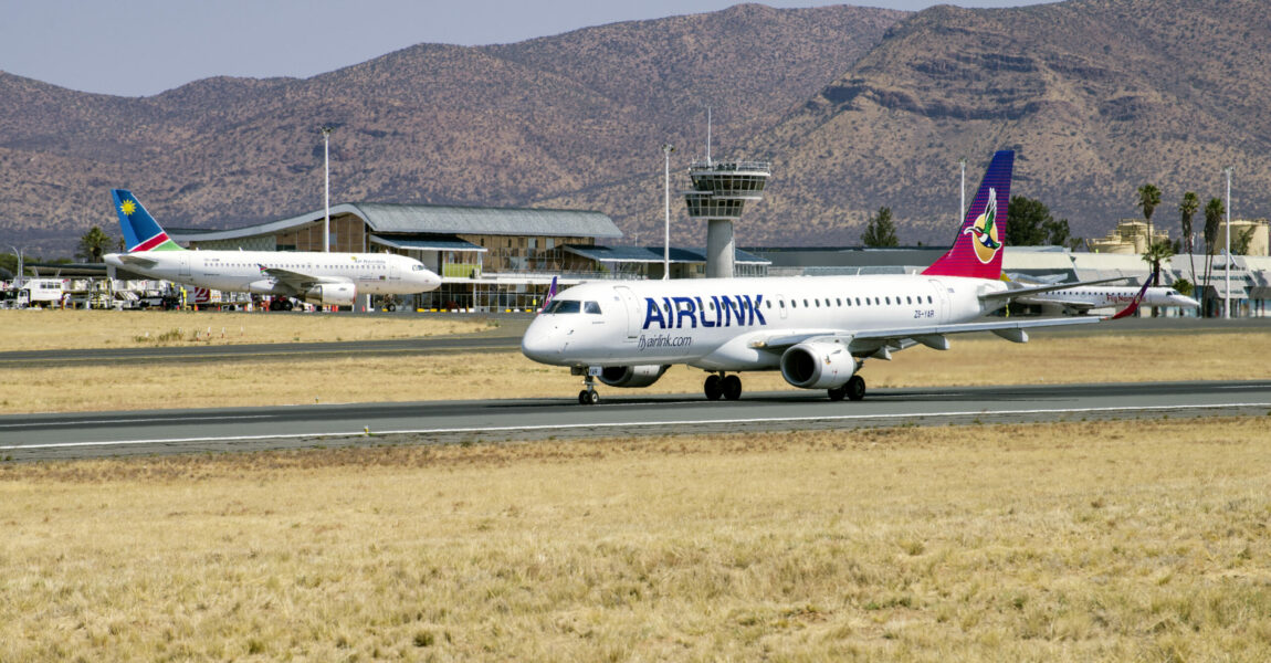 Airlink ist in Windhoek
in die Fußstapfen der
am Boden stehenden Air Namibia (im Hintergrund eine A319) getreten und setzt regional eine Embraer 190 ein.