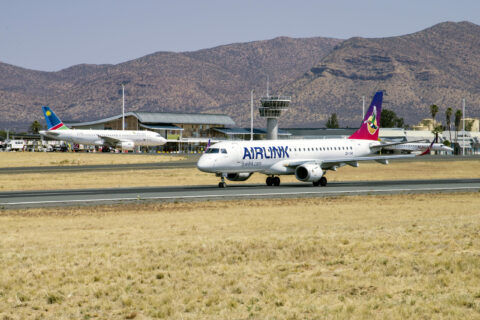 Airlink ist in Windhoek
in die Fußstapfen der
am Boden stehenden Air Namibia (im Hintergrund eine A319) getreten und setzt regional eine Embraer 190 ein.