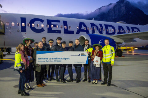 Vertreterinnen und Vertreter des Flughafens, Marketenderinnen der Schützenkompanie Allerheiligen, Crew Icelandair, Lucas Krackl (2. Stv. Aufsichtsratsvorsitzender Flughafen Innsbruck)