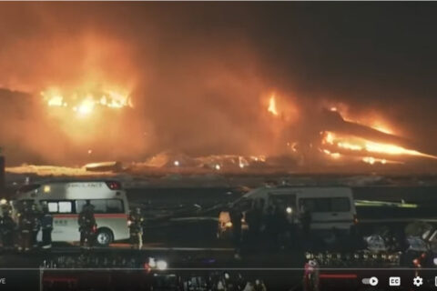 Am Flughafen Tokio-Haneda hat es einen Crash gegeben: Ein Airbus A350 steht in auf der Landebahn in Flammen.
