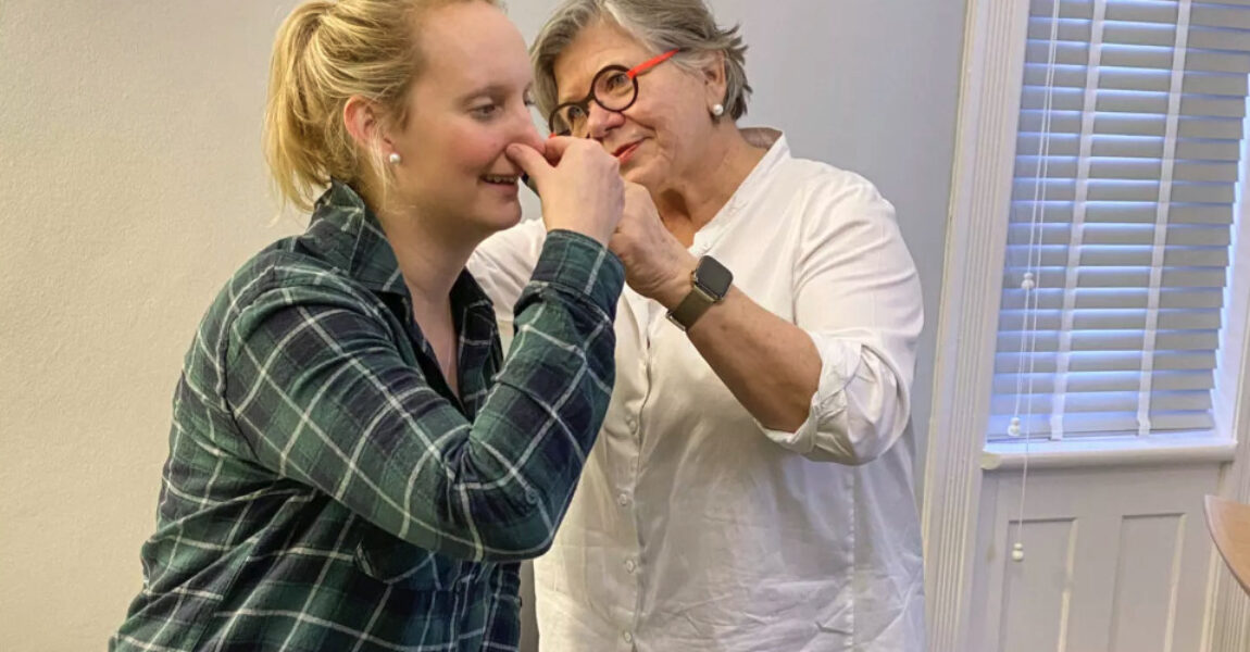 Valsalva-Manöver: Die Patientin schnaubt in die Nase und Fliegerärztin Dr. Ursula Diestel prüft, ob sich die Eustachischen Röhren zum Ohr öffnen – und der Druckausgleich funktioniert. Das soll bei Druck auf den Ohren helfen.