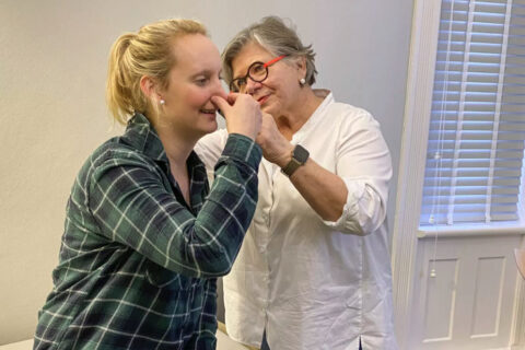Valsalva-Manöver: Die Patientin schnaubt in die Nase und Fliegerärztin Dr. Ursula Diestel prüft, ob sich die Eustachischen Röhren zum Ohr öffnen – und der Druckausgleich funktioniert. Das soll bei Druck auf den Ohren helfen.