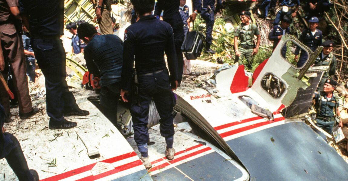 Die Trümmer der 767 von Lauda Air schlugen im thailändischen Dschungel auf.