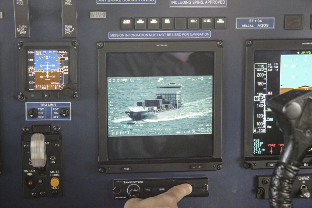 Die hochauflösende Bildgebung der neuen Missionsanlage der Do 228LM bietet auch der Cockpitbesatzung ein perfektes Lagebild.