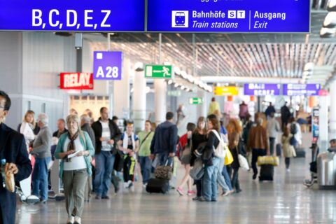 Die Zahl der deutschen Inlandsflüge nimmt ab. Nur die Zahl der Passagiere auf den Rennstrecken zu den Drehkreuzen, beispielsweise Frankfurt, wächst.