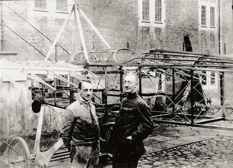 Die A VII „Storch“ 1921 in Bremen. Georg Wulf, rechts im Bild, flog das erste Nachkriegsflugzeug aus Henrich Fockes Feder ein.