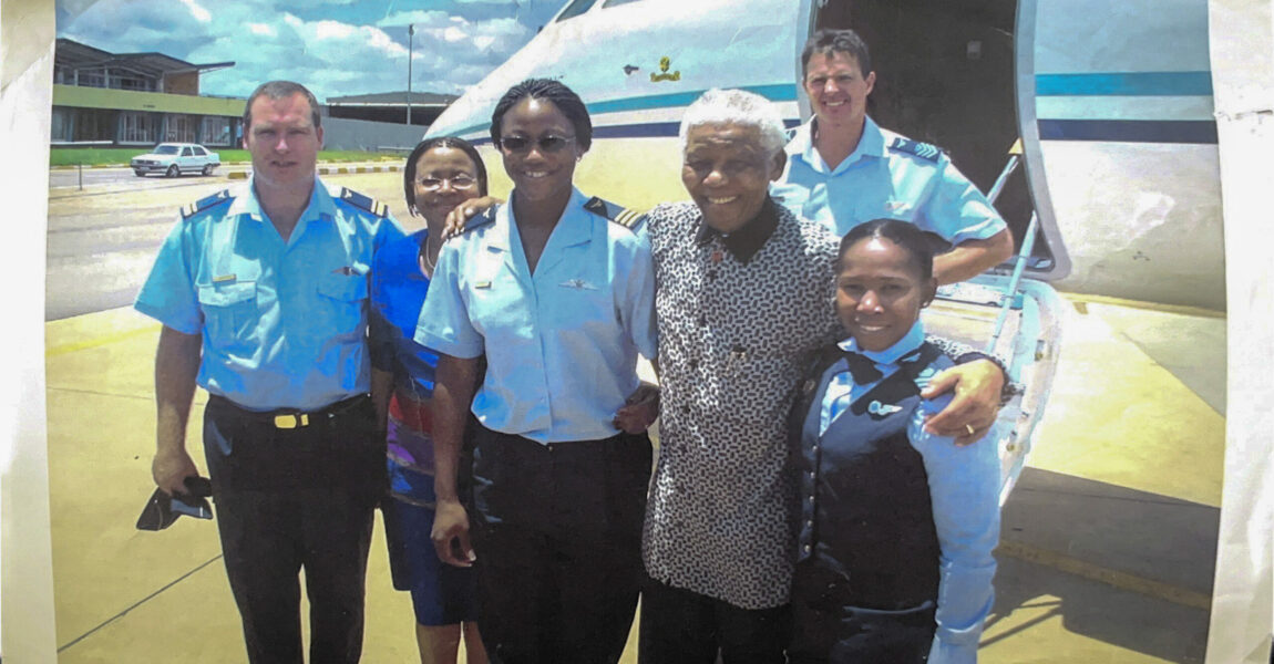 Als Pilotin der südafrikanischen Präsidentenstaffel flog Annabel Vundla (3. v. l.) fünf Jahre Nelson Mandela.