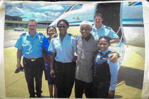 Als Pilotin der südafrikanischen Präsidentenstaffel flog Annabel Vundla (3. v. l.) fünf Jahre Nelson Mandela.