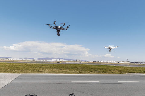 Abwehrsysteme verhindern Szenarien, bei denen Drohnen in das Flughafengelände eindringen können.