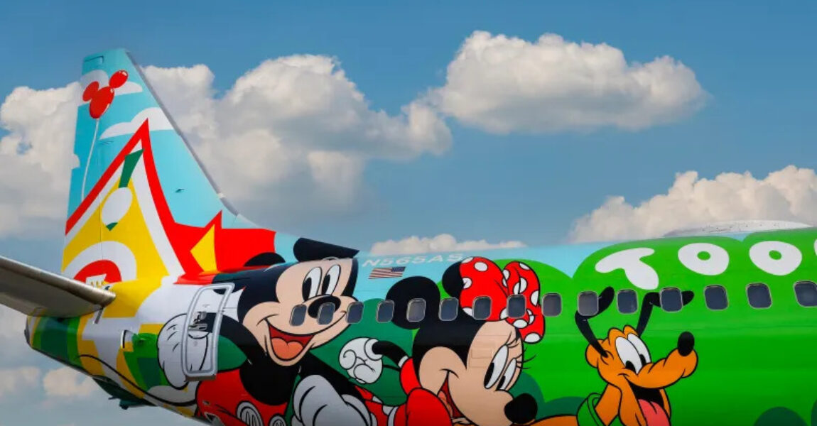 Schicke Flugzeuglackierung: Alaska Airlines zeugt Mickey´s Toontown.