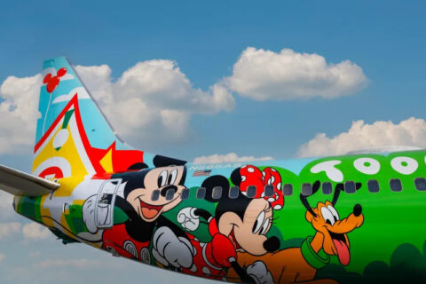 Schicke Flugzeuglackierung: Alaska Airlines zeugt Mickey´s Toontown.