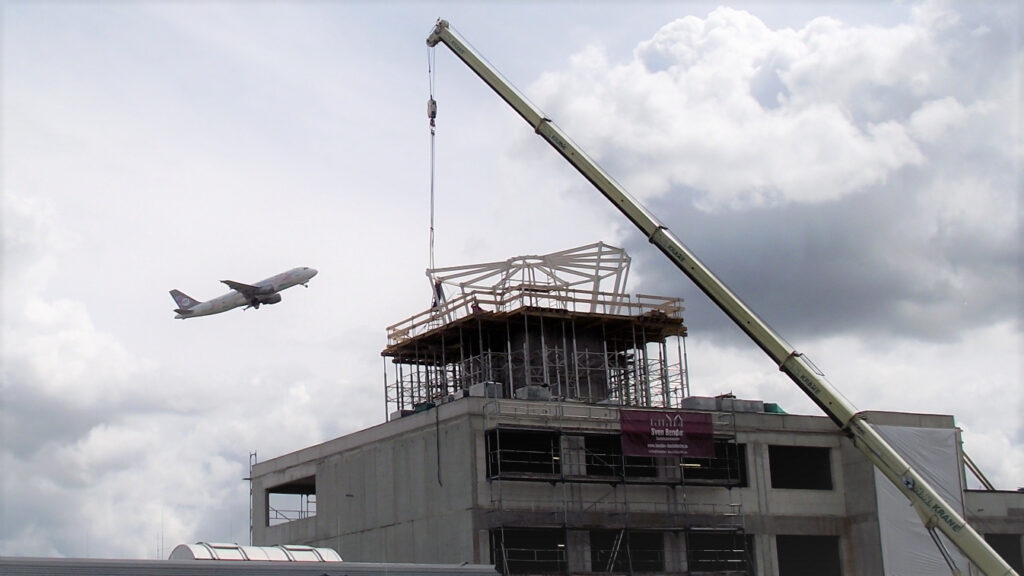 Der Flughafen Lübeck bekommt einen neuen Tower. Die Bauarbeiten schreiten voran.