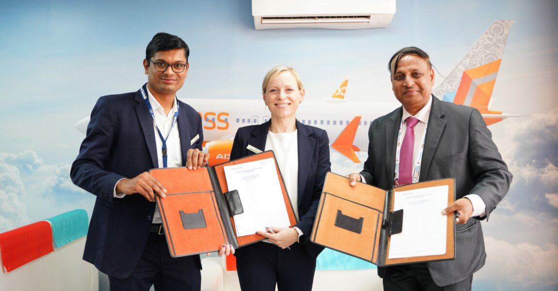 Tushar Chaudhari (links), Chief Sales 
Representative-South Asia bei Lufthansa Technik, Johanna Koch, Vice 
President Corporate Sales Southeast Asia & Indian Subcontinent bei 
Lufthansa Technik und Anil Jain, Head of Engineering bei Air India 
Express, bei der Vertragsunterzeichnung auf der Luftfahrtmesse Wings India.