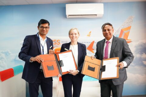 Tushar Chaudhari (links), Chief Sales 
Representative-South Asia bei Lufthansa Technik, Johanna Koch, Vice 
President Corporate Sales Southeast Asia & Indian Subcontinent bei 
Lufthansa Technik und Anil Jain, Head of Engineering bei Air India 
Express, bei der Vertragsunterzeichnung auf der Luftfahrtmesse Wings India.
