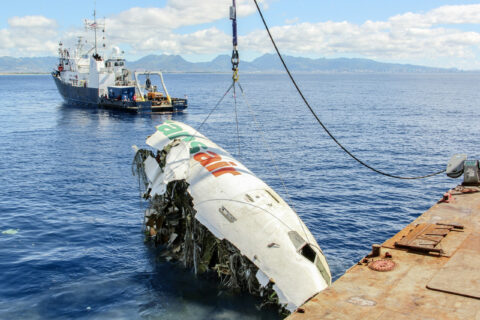 Vor Oahu wird das Wrack des 737-Frachters wenige Monate nach der Notwasserung geborgen.