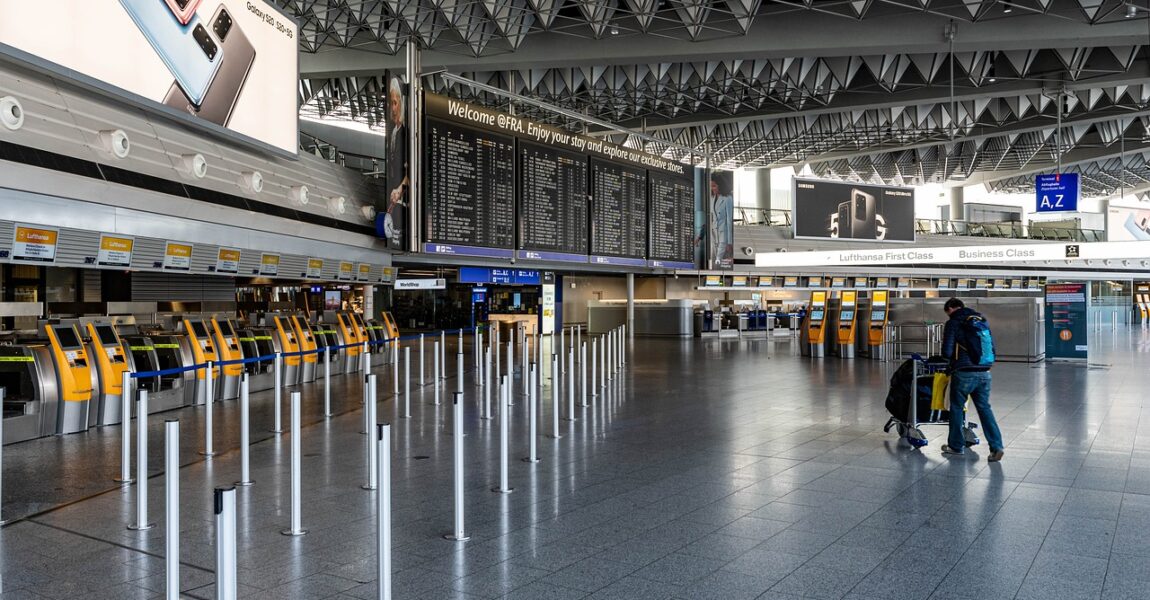 Unbesetzte Schalter am Flughafen Frankfurt.