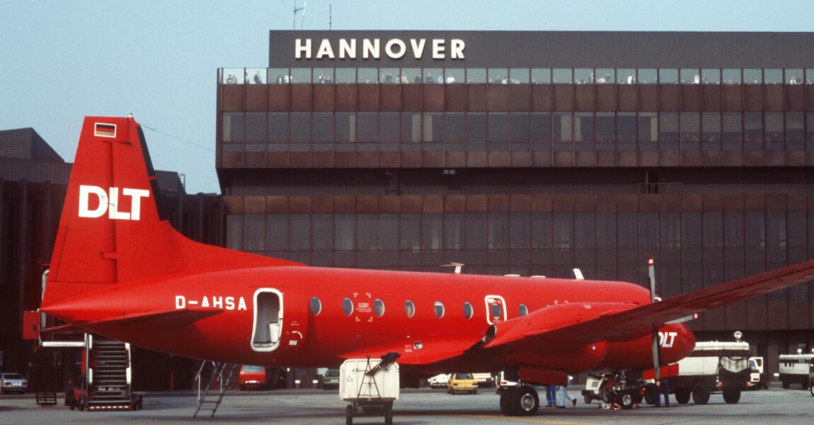 Diese Aufnahme einer knallroten Hawker-Siddeley 748 der DLT entstand 1981 am Flughafen Hannover