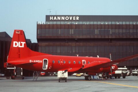 Diese Aufnahme einer knallroten Hawker-Siddeley 748 der DLT entstand 1981 am Flughafen Hannover                                            

