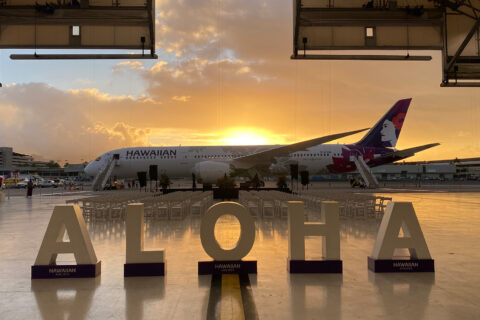 Am Morgen des 23. Februars wurde die erste Boeing 787-9 der Hawaiian Airlines offiziell in Honolulu begrüßt und mit einer traditionellen Zeremonie gesegnet.
