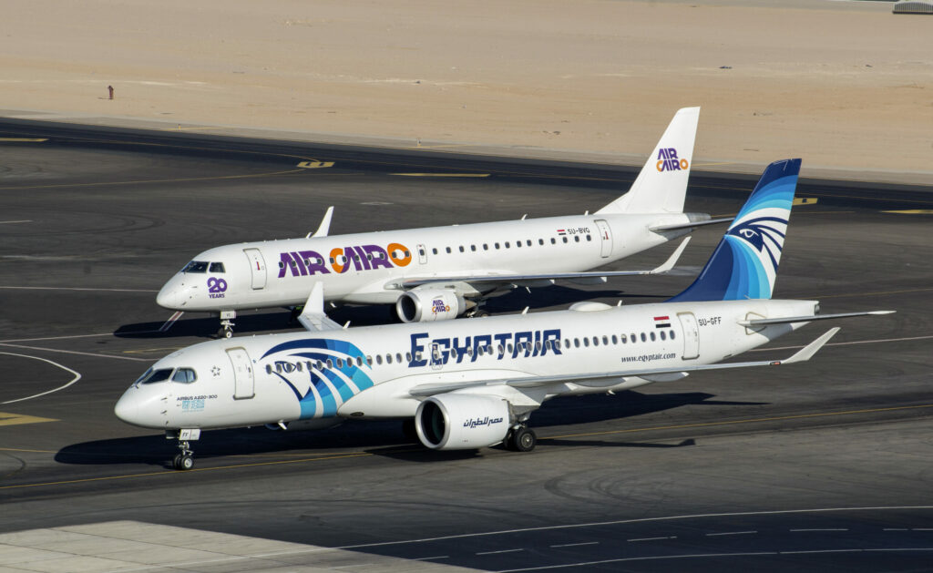 Mutter und Tochter arbeiten eng und vielfältig zusammen. Hier eine A220 von EgyptAir und eine Embraer 190 von Air Cairo. 