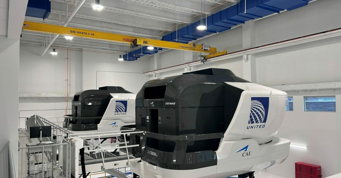 Neues Gebäude mit Flugsimulatoren im United Flight Training Center.