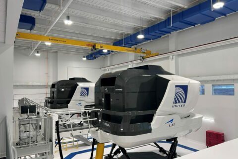 Neues Gebäude mit Flugsimulatoren im United Flight Training Center.