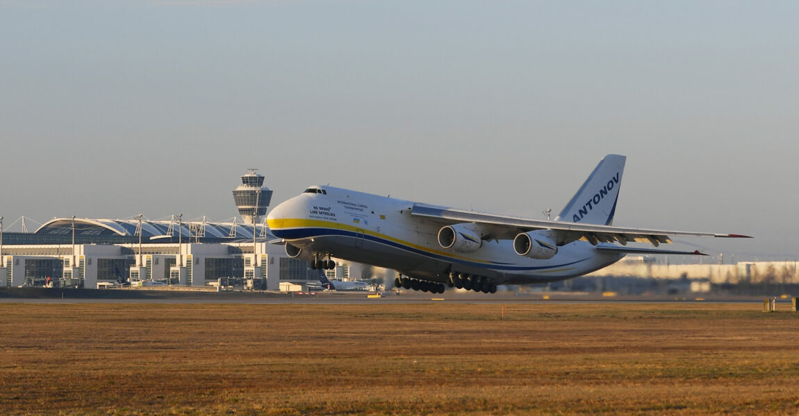 Die Antonov An-124 am Flughafen München.