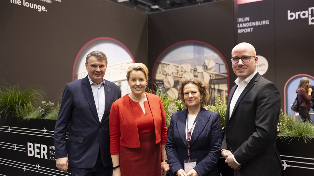 EasyJet-Deutschlandchef Stephan Erler (r.) traf BER-Chefin Aletta von Massenbach, Berlins Wirtschaftssenatorin Franziska Giffey und Visit-Berlin-Chef Burkhard Kieker.