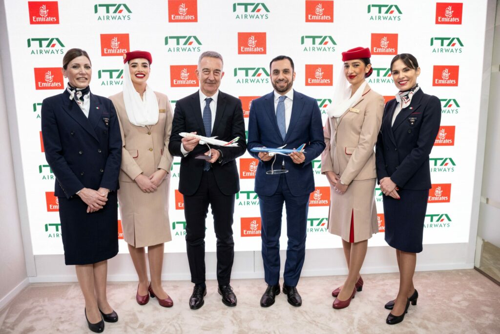 Antonino Turicchi, Chairman von ITA Airways (links) und Adnan Kazim, CCO der Emirates, unterzeichneten am 6. März einen Codeshare-Vertrag.