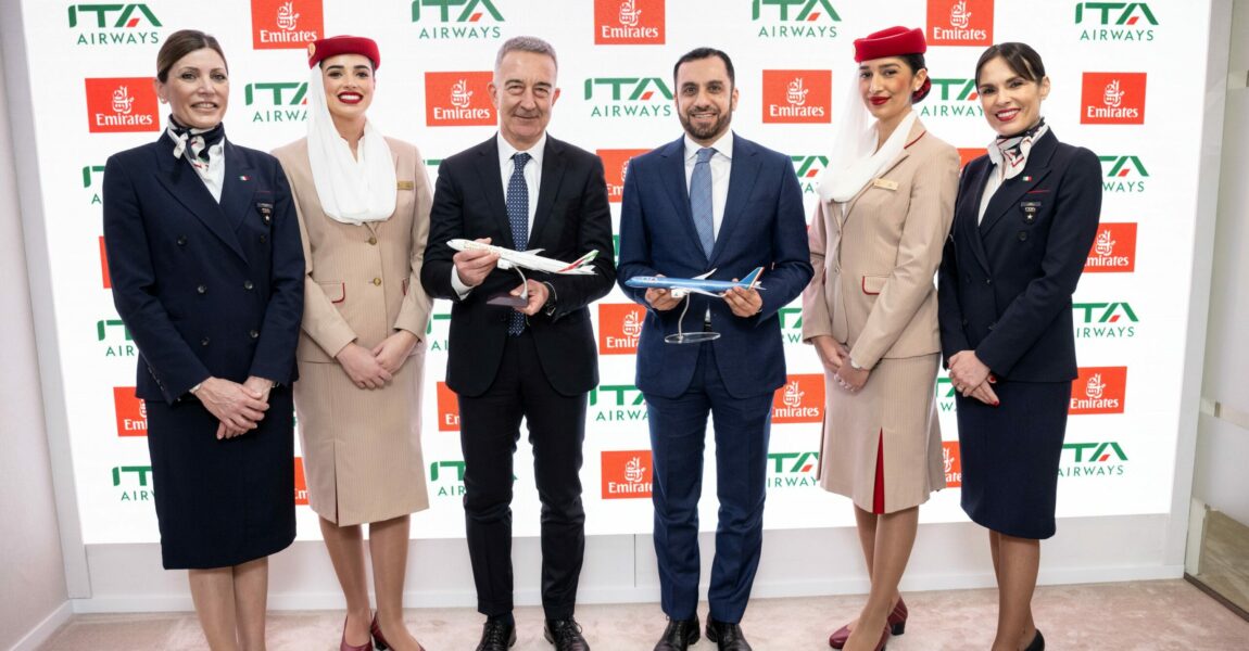 Antonino Turicchi, Chairman von ITA Airways (links) und Adnan Kazim, CCO der Emirates, unterzeichneten am 6. März einen Codeshare-Vertrag.