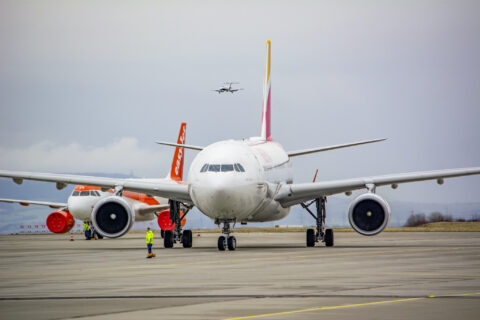 Auf dem Vorfeld des Flughafens Erfurt/Weimar tummelte sich
im Februar unter anderem Iberia mit einer A330 und den Kickern von Real Madrid an Bord.