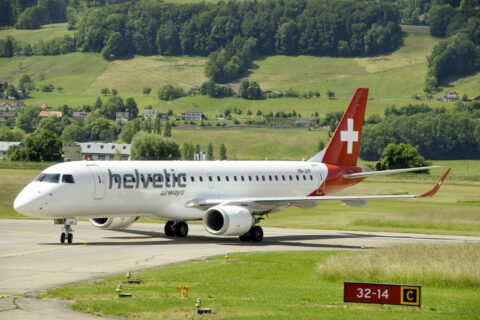 Im Sommer fliegt Helvetic ab Zürich und Bern mit ihren Embraers mehrere Warmwasserziele an.