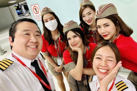 Große Freude bei der Crew: Jakarin Sararnrakskul ist Pilot und hat auf einem Flug nach Bangkok ein Baby zur Welt gebracht.