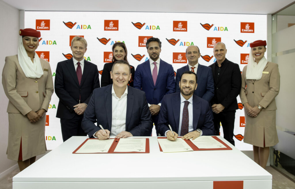 Felix Eichhorn, Präsident von AIDA Cruises, und Adnan Kazim, stellvertretender Präsident und Chief Commercial Officer der Emirates, bei der Vertragsunterzeichnung.