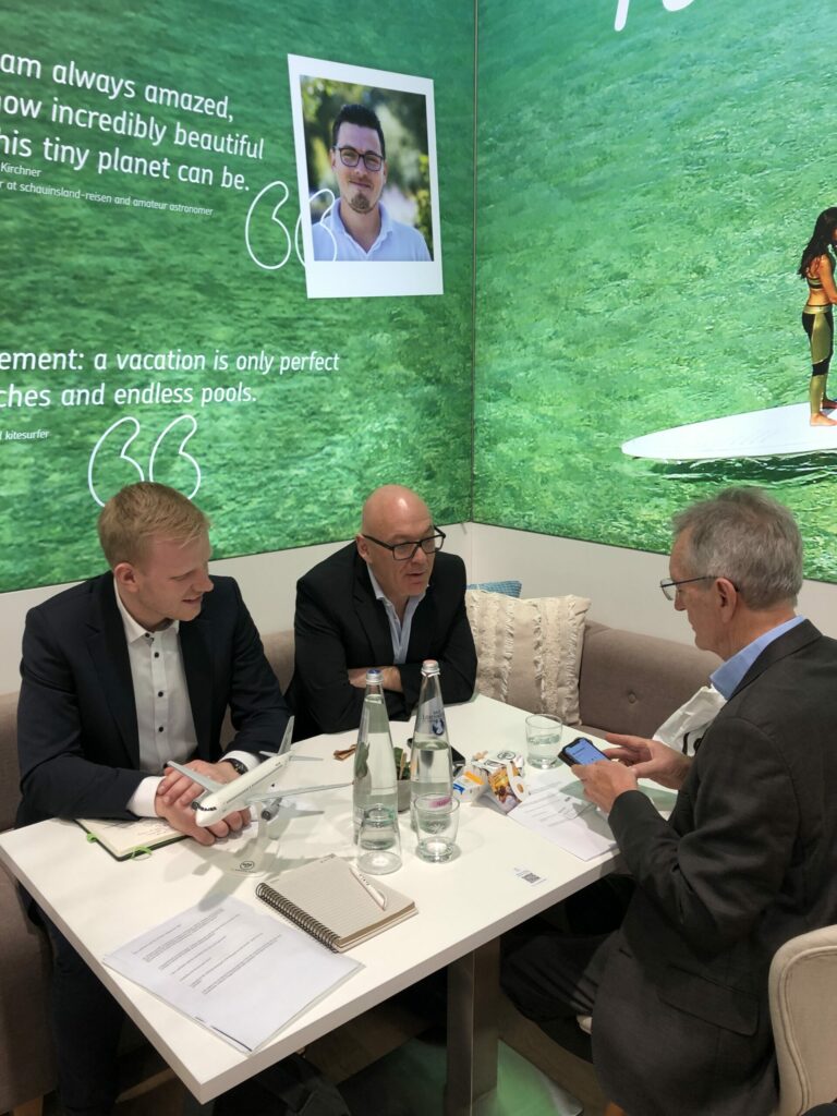 AERO-INTERNATIONAL-Herausgeber Dietmar Plath (r.) unterhielt sich auf der ITB exklusiv mit Marcos Rossello, Managing Director der Sundair (Mitte) und Robert Stahn, Manager Business Development (l.).