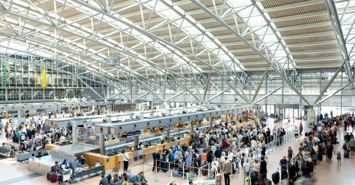 Wer von einem deutschen Flughafen abfliegt, muss ab sofort mehr Steuern auf sein Ticket zahlen.