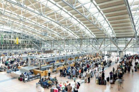 Wer von einem deutschen Flughafen abfliegt, muss ab sofort mehr Steuern auf sein Ticket zahlen.
